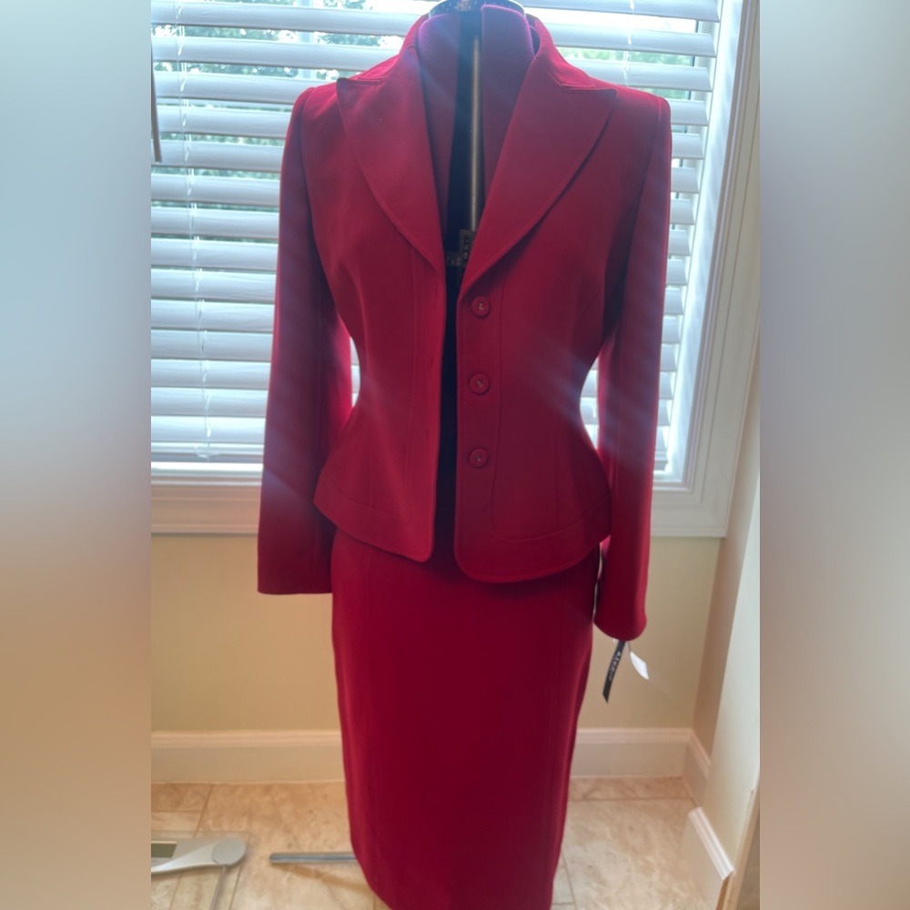 NWT! Red 2-piece skirt suit. Size 8. Fully lined